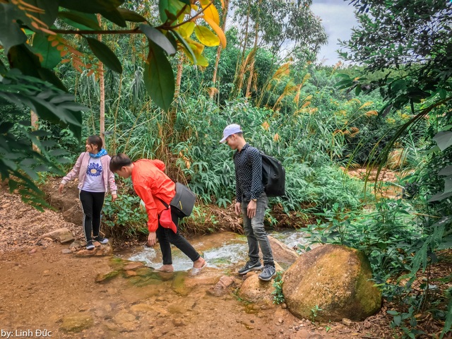 Chinh phục núi Đá Chồng “độc nhất, vô nhị” ở Quảng Ninh - 3 Theo đó, Linh Đức xuất phát từ Thái Bình lúc 6h30 sáng và mất khoảng 2 giờ 30 phút để di chuyển đến núi Chồng (Quảng Ninh). Theo Đức, để vào được khu vực có mỏm đá “sống ảo” nổi tiếng này, phải vượt qua 2 quả núi với nhiều đoạn đường đất gồ ghề, khó đi. Nếu không phải là dân bản địa thì buộc phải có người dẫn đường. “Đường đi chủ yếu là đường rừng, vô cùng lắt léo và rất nhiều lối rẽ, nếu đi theo đoàn không bám sát nhau thì rất có thể sẽ bị lạc”, Đức nói.