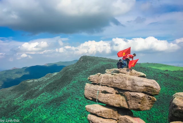 Chinh phục núi Đá Chồng “độc nhất, vô nhị” ở Quảng Ninh - 9 Nếu không có dụng cụ bảo hộ và trang bị các kỹ năng leo núi cần thiết, du khách tuyệt đối không nên leo lên mỏm đá Chồng bởi khu vực này rất nguy hiểm. Ngoài ra, khu vực rừng thông tại núi đá Chồng rất dễ cháy nên cần phải chú ý củi lửa và nhớ bảo vệ môi trường.