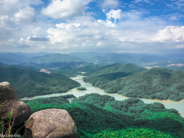Chinh phục núi Đá Chồng “độc nhất, vô nhị” ở Quảng Ninh - 7 Quãng đường di chuyển vào khó khăn nhưng bù lại núi đá Chồng là điểm du lịch rất ấn tượng đặc biệt cho những người muốn thử thách bản thân và thích mạo hiểm.