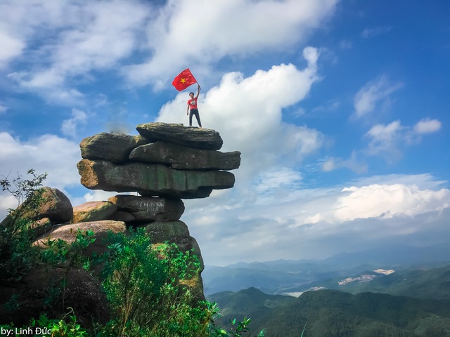 Chinh phục núi Đá Chồng “độc nhất, vô nhị” ở Quảng Ninh - 2 Mới đây, Linh Đức (18 tuổi, Thái Bình) đã cùng nhóm bạn thực hiện chuyến đi từ Thái Bình đến Quảng Ninh bằng xe máy, chinh phục núi đá nổi tiếng này. Ngay sau đó, cậu bạn đã chia sẻ những hình ảnh về chuyến đi của mình trên một diễn đàn du lịch và nhận được nhiều chú ý của cộng đồng.