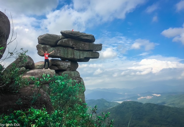 Chinh phục núi Đá Chồng “độc nhất, vô nhị” ở Quảng Ninh - 1 Núi đá Chồng thuộc địa phận xã Bằng Cả, huyện Hoành Bồ, tỉnh Quảng Ninh từ lâu đã được biết đến là điểm “check-in” lý tưởng cho những người thích khám phá, trải nghiệm. Đặc biệt, nơi đây có mỏm đá được ví như “đá sống ảo” gồm hàng chục hòn đá xếp chồng lên nhau, thách thức lòng can đảm của “phượt thủ”.