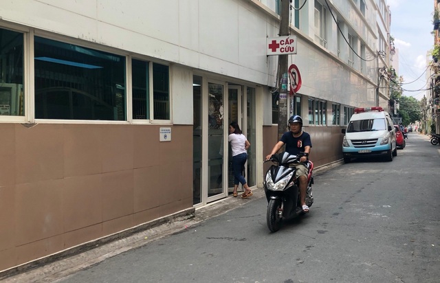 CSGT đưa cháu bé vượt đường tắc đi cấp cứu đã xử lý tình huống nhanh, hiệu quả - 1 Nhờ sự giúp đỡ nhanh chóng của 2 chiến sĩ CSGT, bé trai gần 2 tuổi đã được cấp cứu kịp thời và hiệu quả.