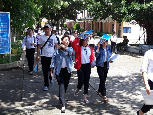 Đề Sử, Địa hơi dài, đề Giáo dục Công dân dễ kiếm điểm - 6
Thí sinh kết thúc ngày thi cuối tại Đắk Lắk (ảnh: Thúy Diễm)