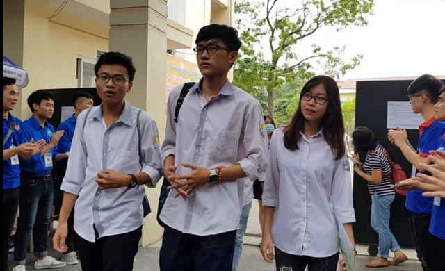 Đề Ngoại ngữ có độ phân hóa cao, thí sinh làm được khoảng 60% - 6 (Ảnh: Hà Cường)