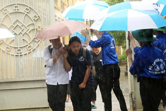Đề Sử, Địa hơi dài, đề Giáo dục Công dân dễ kiếm điểm - 12 Thí sinh Hà Nội ra về trong mưa. (Ảnh: Mai Châm)