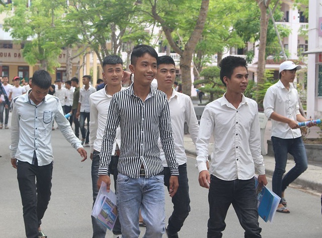 Các thí sinh tại điểm thi Trường THPT Phan Đình Phùng cười nhẹ nhõm sau khi kết thúc buổi thi cuối cùng. (Ảnh: Tiến Hiệp)