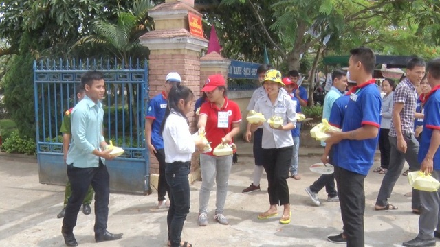 Tình nguyện viên tiếp sức cho thí sinh vùng cao đi thi - 5 Sĩ tử vui mừng nhận cơm miễn phí