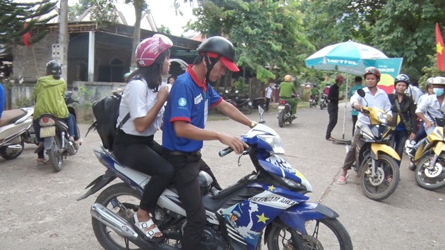 Tình nguyện viên tiếp sức cho thí sinh vùng cao đi thi - 7 Đưa đón miễn phí sĩ tử về nhà