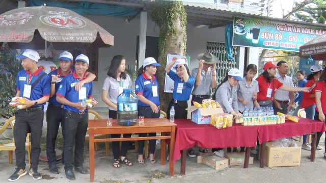Tình nguyện viên tiếp sức cho thí sinh vùng cao đi thi - 1 Các tình nguyện viên trực chiến ở các điểm thi huyện miền núi A Lưới, tỉnh Thừa Thiên Huế với nhiều nước, bánh miễn phí