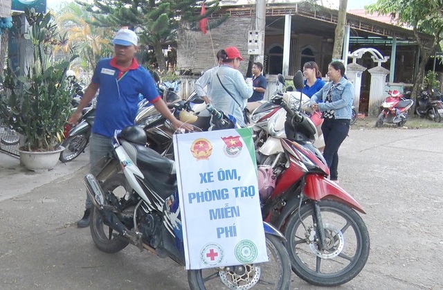 Tình nguyện viên tiếp sức cho thí sinh vùng cao đi thi - 6 Xe ôm, phòng trọ miễn phí được quảng cáo cho sĩ tử biết trước trường thi