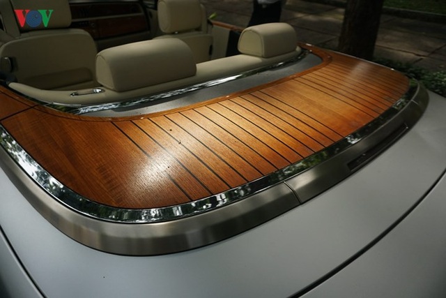 Cận cảnh bộ đôi Rolls-Royce của ông chủ cafe Trung Nguyên - 9
Chiếc xe mui trần quý tộc vẫn sở hữu động cơ V12, dung tích 6.75 lít tương tự chiếc sedan Phantom, sản sinh công suất cực đại 453 mã lực, kết hợp hộp số tự động 6 cấp. Xe tăng tốc từ 0 - 100 km/h trong vòng 5,7 giây, tốc độ tối đa 240 km/h.