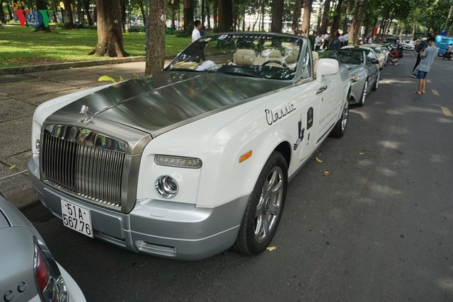Cận cảnh bộ đôi Rolls-Royce của ông chủ cafe Trung Nguyên - 4
Tại thị trường Việt Nam hiện có khoảng 8 chiếc Rolls-Royce Phantom Coupe, đa số đều mang gam màu trắng muốt.
