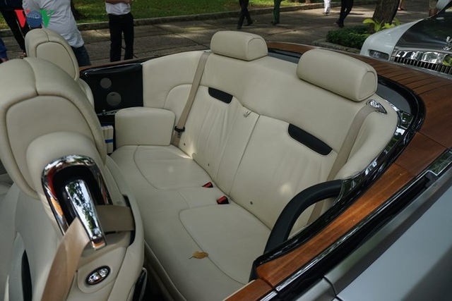 Cận cảnh bộ đôi Rolls-Royce của ông chủ cafe Trung Nguyên - 8
Hàng ghế sau rộng rãi, được bọc da cao cấp.