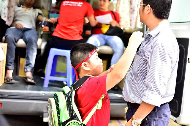 Ấm áp hình ảnh cha dạy con bài học sẻ chia từ “hiến máu nhân đạo” - 1 Từ nhà chạy lên điểm hiến máu gần 30km, hai bố con anh Đảo cố gắng có mặt từ rất sớm.