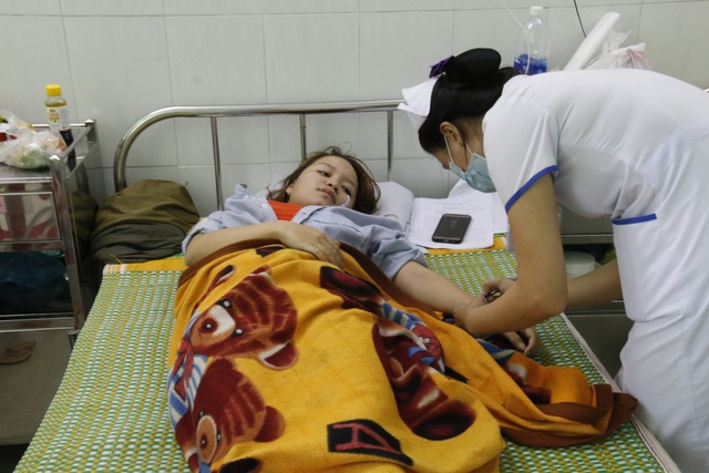 Cô giáo mầm non tố bị phụ huynh hành hung - 1 Cô Mai đang điều trị tại bệnh viện