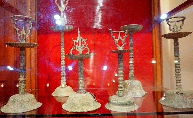 Trong nền văn hóa Đông Sơn, người Việt còn sử dụng cả chất liệu đồng để tạo nên những chiếc đèn.