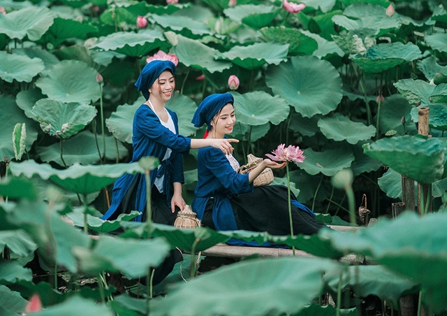 Bộ ảnh thiếu nữ vào vai chị em Tấm Cám chơi đùa bên hồ sen - 12 Bộ ảnh thiếu nữ vào vai chị em Tấm Cám chơi đùa bên hồ sen - 12