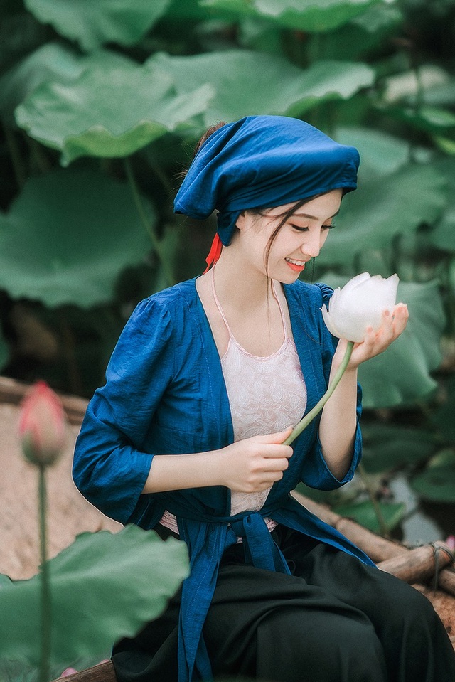 Bộ ảnh thiếu nữ vào vai chị em Tấm Cám chơi đùa bên hồ sen - 9 Cùng ngắm một số hình ảnh của hai chị em Trang và Trân