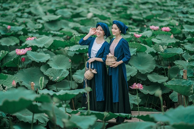 Bộ ảnh thiếu nữ vào vai chị em Tấm Cám chơi đùa bên hồ sen - 8 Để thêm phần ăn khớp với truyện, hai chị em còn chuẩn bị cả đạo cụ là chiếc rọ bắt cua bằng tre đan.