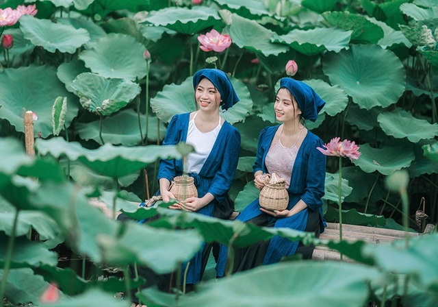 Bộ ảnh thiếu nữ vào vai chị em Tấm Cám chơi đùa bên hồ sen - 5 Chiều cao và cân nặng của hai chị em cũng khá tương tự nhau. Và tất nhiên, chị em Trang và Trân rất thân nhau chứ không giống như hai chị em Tấm Cám trong truyện.