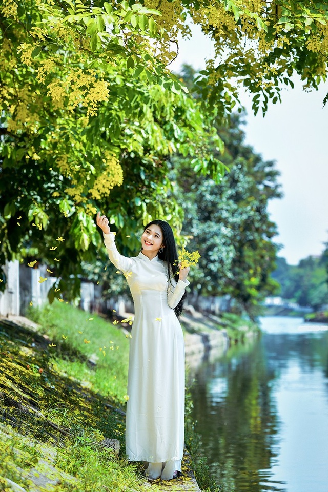 "Hot girl tráng bánh mướt" xứ Nghệ đẹp dịu dàng dưới tán hoàng yến - 14 "Hot girl tráng bánh mướt" xứ Nghệ đẹp dịu dàng dưới tán hoàng yến - 14