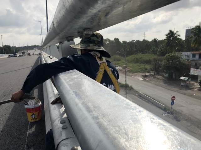 Sắp thông xe cầu vượt nút giao thông nguy hiểm nhất phía Đông Sài Gòn - 6 Công nhân thi công đang khẩn trương hoàn thiện các công đoạn thẩm mỹ của cầu vượt để kịp ngày thông xe.