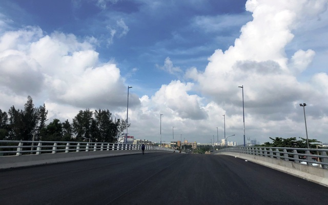 Sắp thông xe cầu vượt nút giao thông nguy hiểm nhất phía Đông Sài Gòn - 5 Hệ thống đèn chiều sáng, mặt đường thảm nhựa trên cầu...đã hoàn tất.
