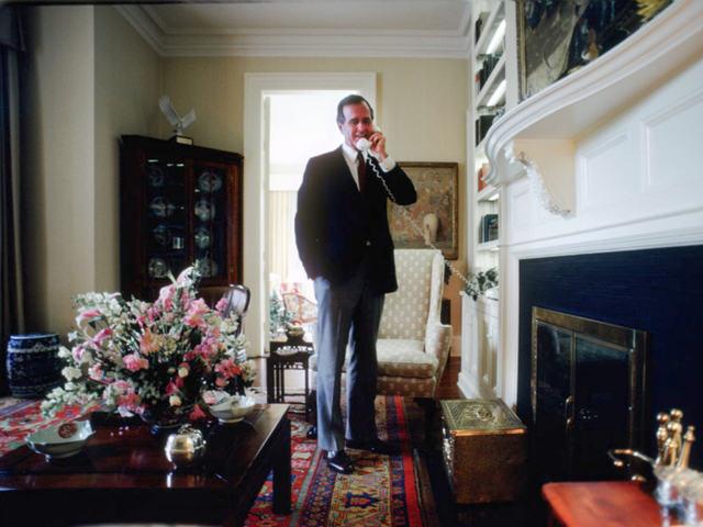 Ảnh hiếm về dinh thự của các phó tổng thống Mỹ - 7 Cựu Phó Tổng thống George H.W. Bush, người sau này trở thành Tổng thống Mỹ thứ 41, cho xây dựng một hố móng ngựa tại sân của khu nhà. (Ảnh: Getty)