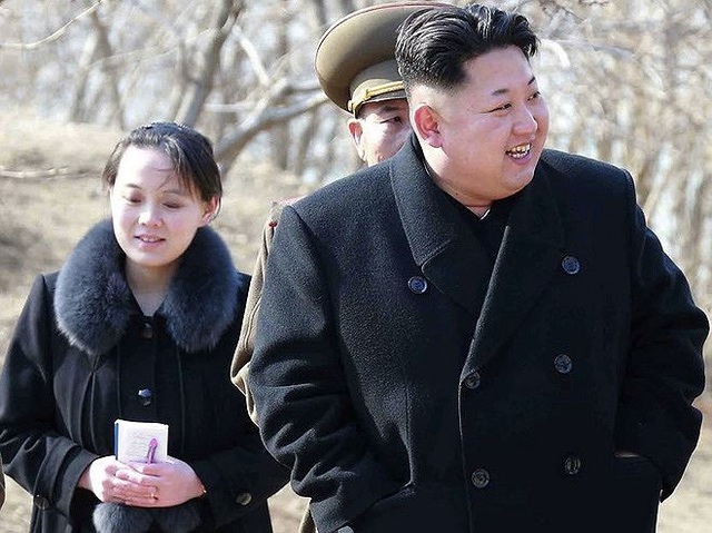 Thượng đỉnh Trump - Kim và bóng dáng ba "bóng hồng" Triều Tiên - 2
Kim Yo Jong tháp tùng anh trai Kim Jong Un trong một chuyến công tác