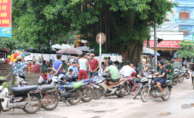 
Chợ lao động ở khu vực bờ hồ gần vườn hoa trung tâm thị trấn Chũ (Lục Ngạn).
