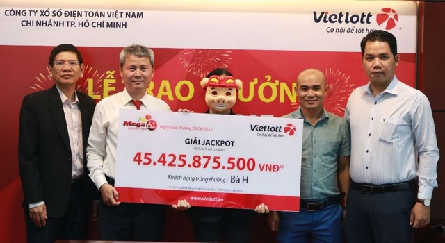 Bỗng dưng trúng số hơn 45 tỷ đồng khi... dạo phố - 1 Bà H. (ngụ tại TPHCM) là vị khách may mắn trúng hơn 45 tỷ đồng của loại hình xổ số Mega 6/45.