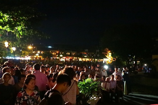 Du khách ngất ngây với những bản hòa tấu từ xứ sở hoa anh đào - 1 Rất đông người dân và du khách đã tập trung tại Vòng cung Chùa Cầu để xem buổi giao lưu hòa nhạc