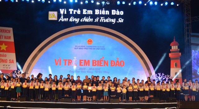 Trao học bổng đến con em cán bộ, chiến sĩ Trường Sa - 1 1.000 suất học bổng vừa được trao đến các em nhỏ là con em cán bộ, chiến sĩ Trường Sa và con em ngư dân có hoàn cảnh khó khăn ở miền Trung
