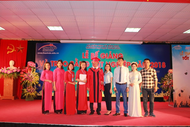 150 sinh viên ĐH Thành Đô được doanh nghiệp tuyển dụng ngay trong lễ tốt nghiệp - 1
Sinh viên trường ĐH Thành Đô trong Lễ bế giảng năm học 2017 - 2018