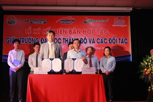 150 sinh viên ĐH Thành Đô được doanh nghiệp tuyển dụng ngay trong lễ tốt nghiệp - 2
Ký kết với các doanh nghiệp tạo việc làm cho các sinh viên sau khi tốt nghiệp có việc làm sau khi tốt nghiệp