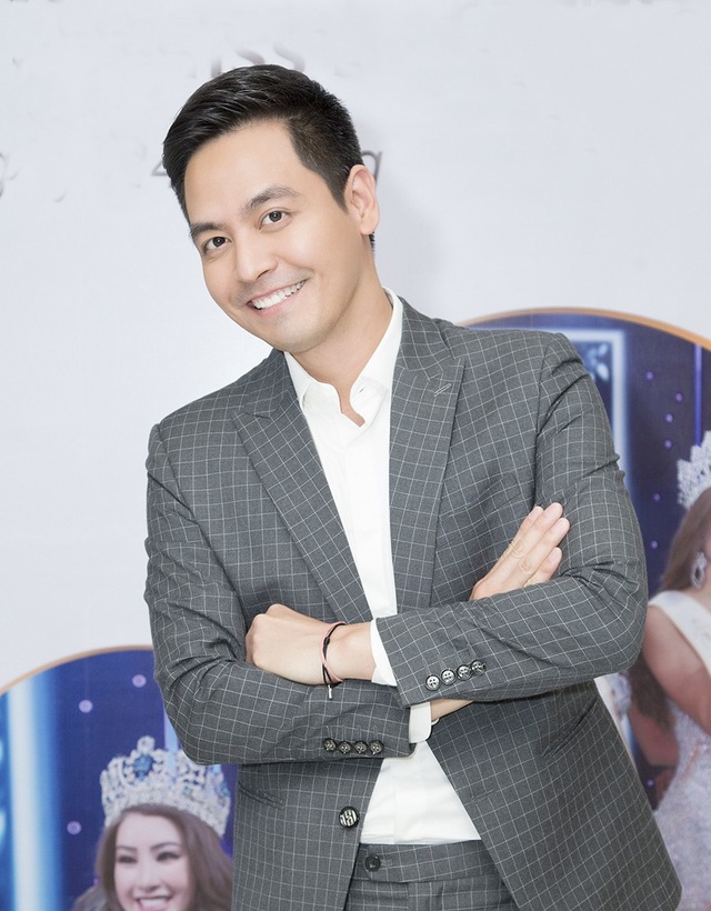 MC Phan Anh: “Dù tiếc nuối hào quang nhưng tôi vẫn chọn gia đình” - 1 Nhiều người khá bất ngờ về vai trò mới của nam MC Phan Anh. Cũng trong dịp này, anh đã có những chia sẻ về cuộc sống và công việc của anh trong 2 năm qua.