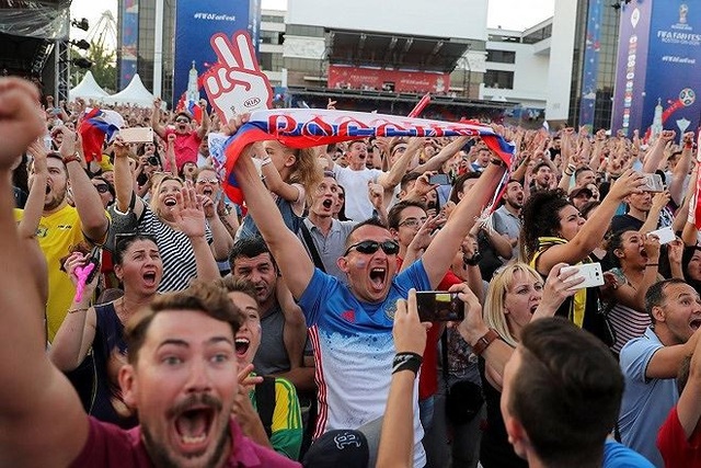 Nước Nga được, mất gì khi đăng cai World Cup 2018? - 2
Cổ động viên đội Nga