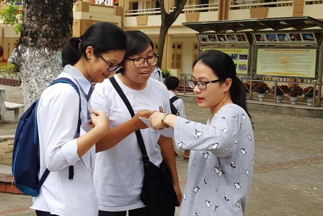 Chấm thi trắc nghiệm THPT quốc gia 2018: Phát hiện hàng loạt lỗi bài thi qua quét ảnh - 1
Việc quét Phiếu TLTN phải được giám sát chặt chẽ của công an