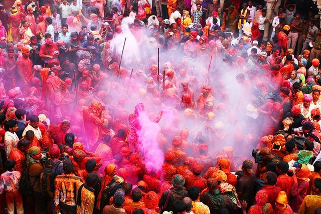 Những trải nghiệm tuyệt vời tại Ấn Độ - 3
Lễ hội Holi là một sự kiện tuyệt vời ở Ấn Độ, trong dịp này mọi người ném bột màu vào nhau thể hiện cho sự tự do và không phân biệt giai cấp. Holi là một trong những lý do khiến Ấn Độ được gọi là vùng đất của màu sắc. Được tổ chức trong tháng Phalguna truyền thống của Ấn Độ (từ tháng 2 đến tháng 3), Holi là một lễ hội Ấn Độ cổ đại đánh dấu sự khởi đầu của mùa xuân đầy niềm vui và nhiều màu sắc. Holi đã trở thành một trong nét văn hóa nổi bật của đất nước này và hiện đang được cộng đồng người Ấn Độ tổ chức trên khắp thế giới.