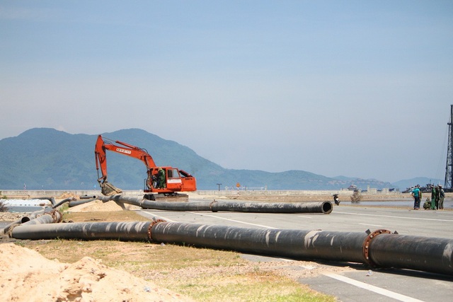 Bãi thải 1 triệu khối bùn biển “treo lơ lửng” bên cảng du lịch Chân Mây - 11 Đơn vị Tổng Công ty Xây dựng Lũng Lô - chi nhánh xây dựng công trình thủy đang tiếp tục nối ống để dẫn bùn vào đất liền
