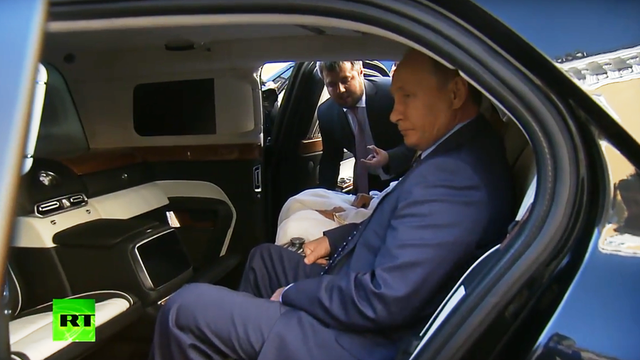 Tổng thống Putin khoe siêu xe mới với Thái tử Abu Dhabi - 1
Tổng thống Putin mời Thái tử Abu Dhabi vào ngồi trong siêu xe mới (Ảnh: RT)