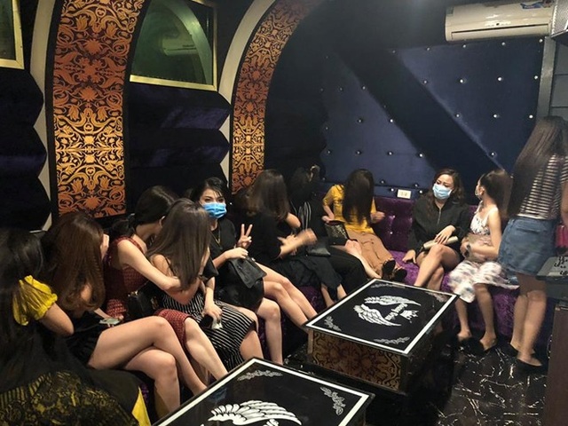 Tiếp viên nữ “trêu ngươi” đoàn liên ngành khi bị kiểm tra - 3 Tiếp viên trêu người đoàn kiểm tra