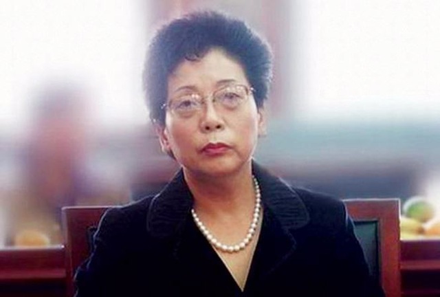 Các cách “trượt ngã” của nữ quan tham Trung Quốc - 1
Bạch Hoằng tham ô để đổ tiền vào mỹ viện.