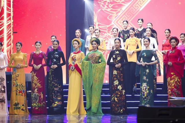 Trương Thị May đẹp say đắm bên danh hài Hoài Linh, Chí Tài - 1 Trương Thị May xuất hiện với vị trí vedette và chinh phục khán giả bởi thần thái và phong cách trình diễn của mình.