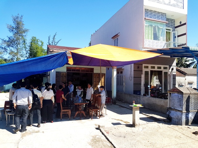 Nghị lực của nữ sinh đội tang cha và bà để vượt qua kỳ thi THPT quốc gia - 1 Ngôi nhà nhỏ của gia đình em Thủy mấy ngày nay luôn có khách đến chia sẻ, động viên em vượt qua khó khăn