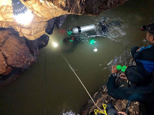 Tìm thấy lối vào hang mới, hy vọng giải cứu đội bóng Thái Lan mắc kẹt - 4
Nước tiếp tục ngập sâu, cản trở đội cứu hộ tiếp cận vào sâu bên trong hang. (Ảnh: AFP)