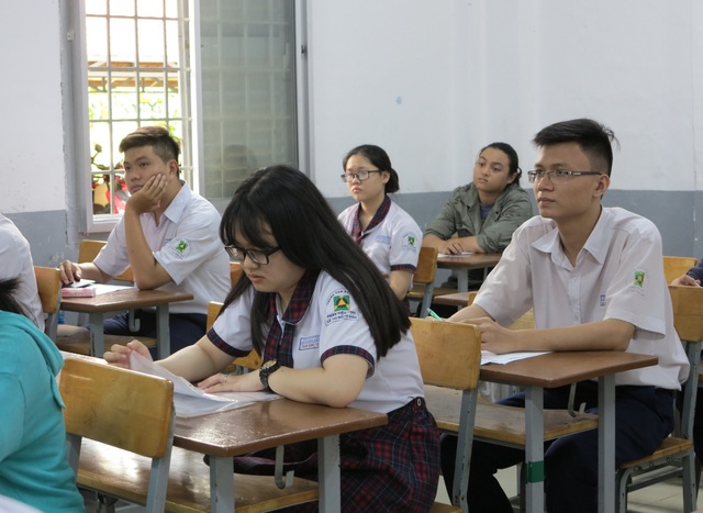Điểm chuẩn vào đại học sẽ giảm? - 2 Học sinh TPHCM trong kỳ thi THPT quốc gia