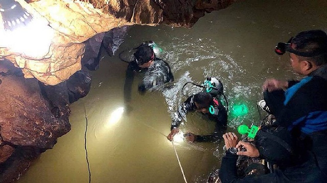 May mắn bất ngờ giúp thợ lặn Anh tìm thấy đội bóng Thái Lan mắc kẹt - 2 Các thợ lặn bám vào dây khi di chuyển qua các lối đi hẹp bị ngập nước trong hang Tham Luang (Ảnh: Nation)