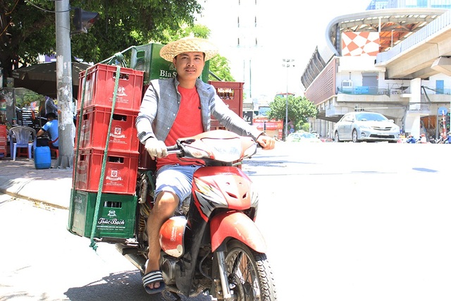 Đường phố Hà Nội như "chảo lửa"! - 8 Anh Hoàng Khải, làm nghề giao bia và nước ngọt ở quận Đống Đa cho biết, những ngày nắng nóng như thế này nhu cầu tiêu thụ bia và nước ngọt tăng đột biến: Ngày thường tôi chỉ chạy từ 3-4 chuyến hàng là được nghỉ, nhưng bắt đầu từ hôm qua đến nay đơn hàng nhiều, tôi phải chạy từ 7-8 chuyến/ ngày mới đáp ứng đủ yêu cầu của khách.