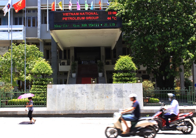 Đường phố Hà Nội như "chảo lửa"! - 1
Dự báo thời tiết thông tin nhiệt độ Hà Nội vào ban ngày (hôm nay 30/6) trung bình 35-37 độ C. Tuy nhiên nhiệt kế điện tử trước tòa nhà Petrolimex phố Khâm Thiên (Đống Đa) chỉ 44 độ C lúc 12h trưa nay.